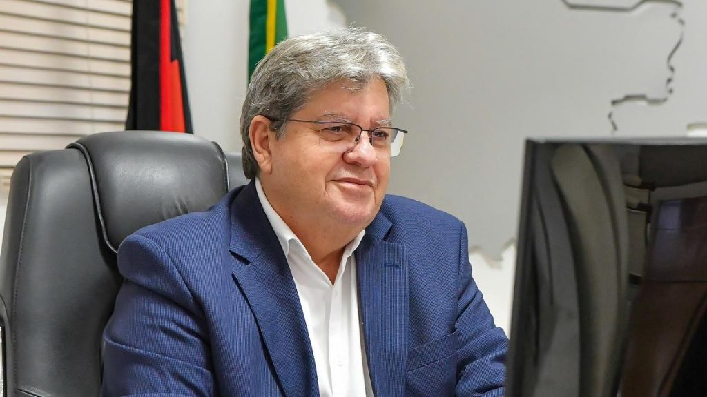 João Azevêdo anuncia pagamento de servidores e aposentados a partir desta quarta-feira