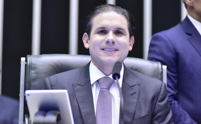 Hugo Motta recebe novo apoio, consolida 15 partidos e avança na disputa pela presidência da Câmara